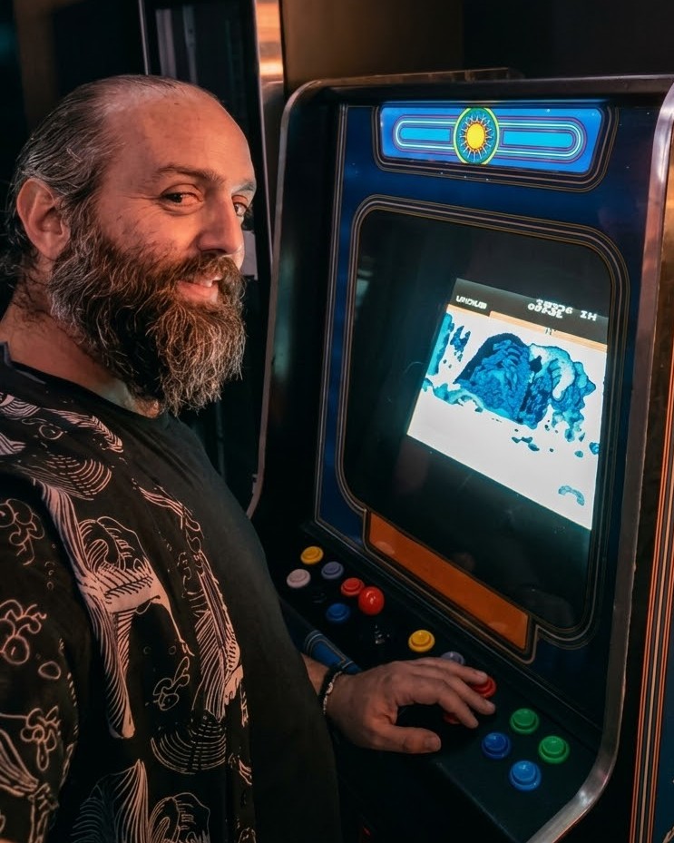 Un mio selfie davanti al cabinato arcade del Drink Kong